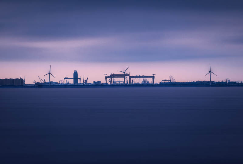 黄昏港口与风车剪影图片