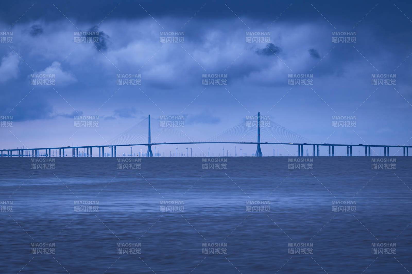 崇明岛跨海大桥的宁静黄昏图片