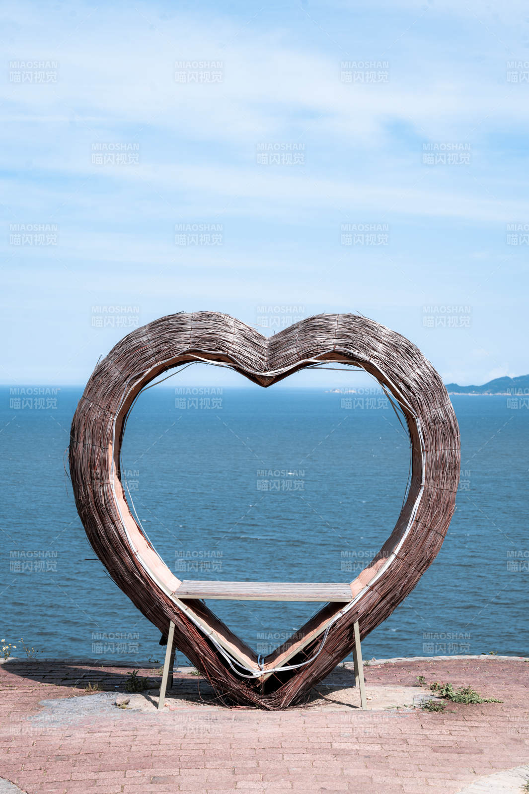海边的心形座椅图片