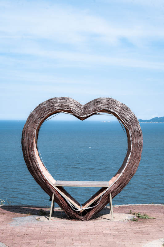 海边的心形座椅图片