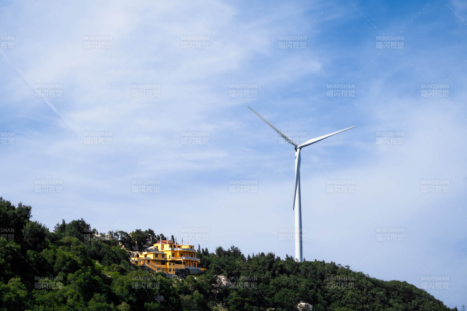 山间风车与黄屋相映成趣图片