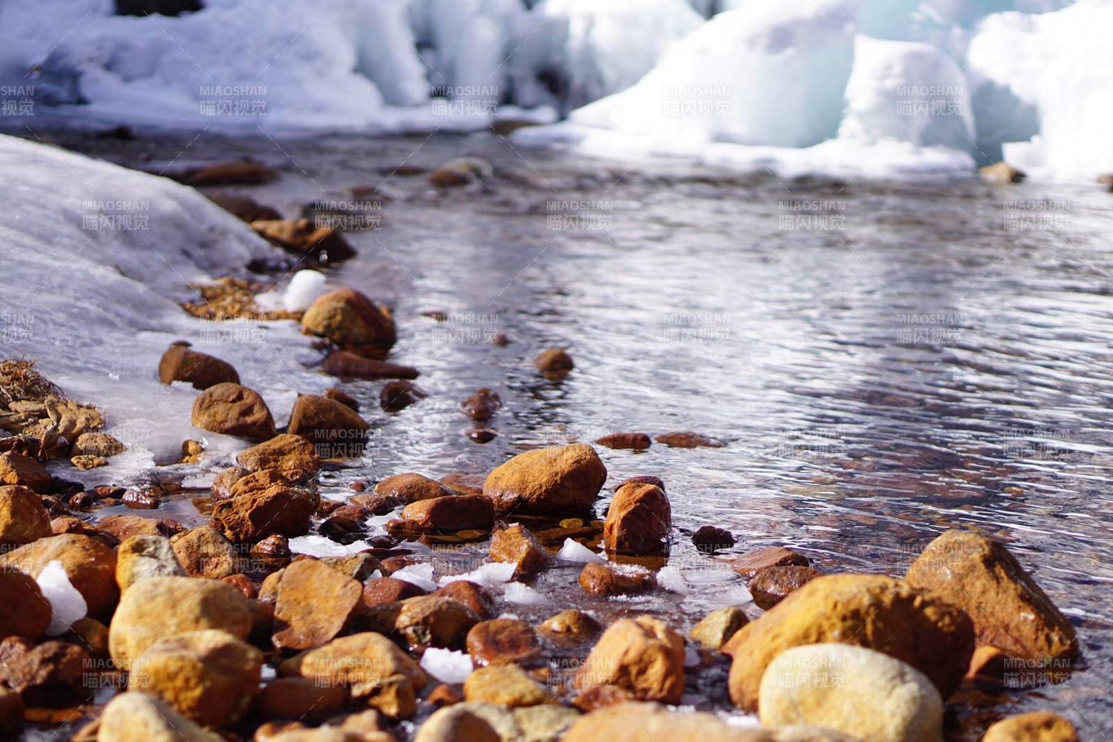 冬日溪流与冰冻岩石图片