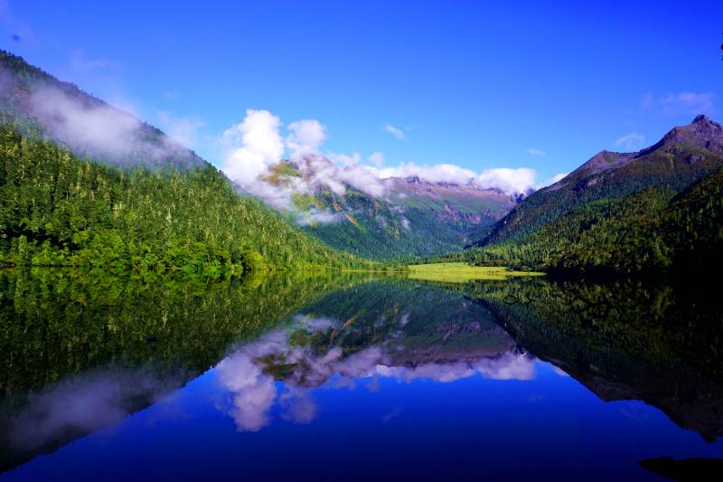 川西甘孜伍须海倒影图片