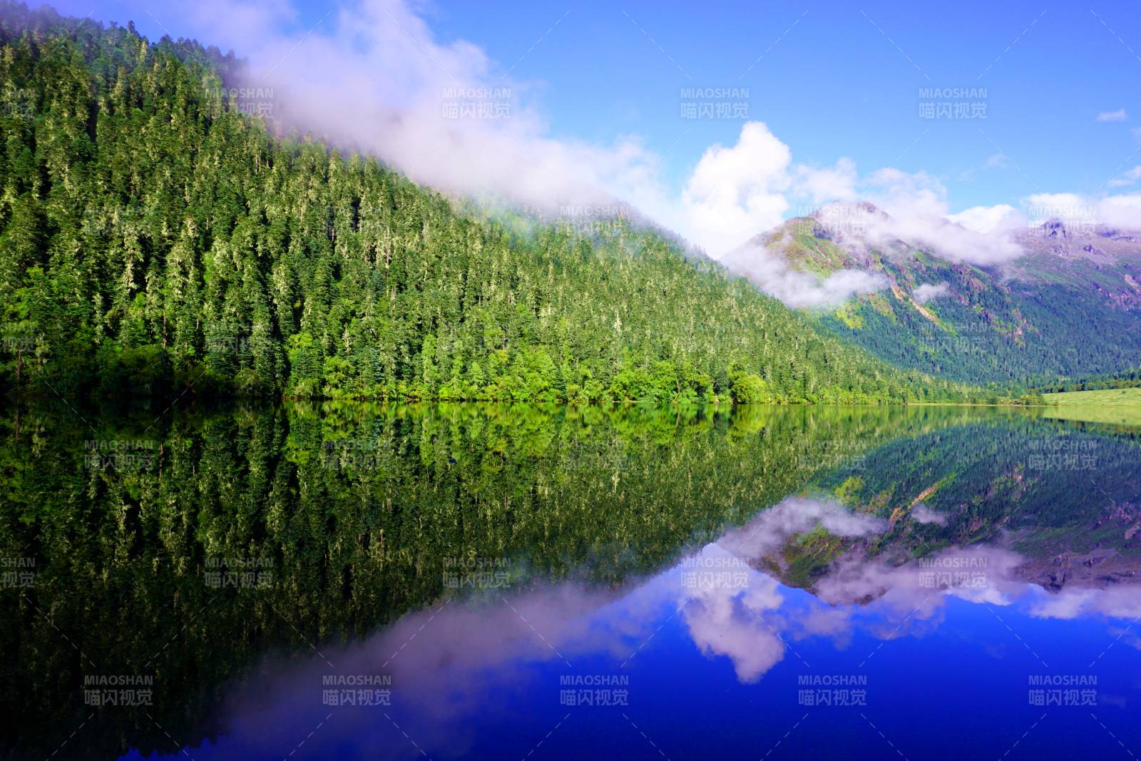 川西甘孜伍须海云影倒映图片