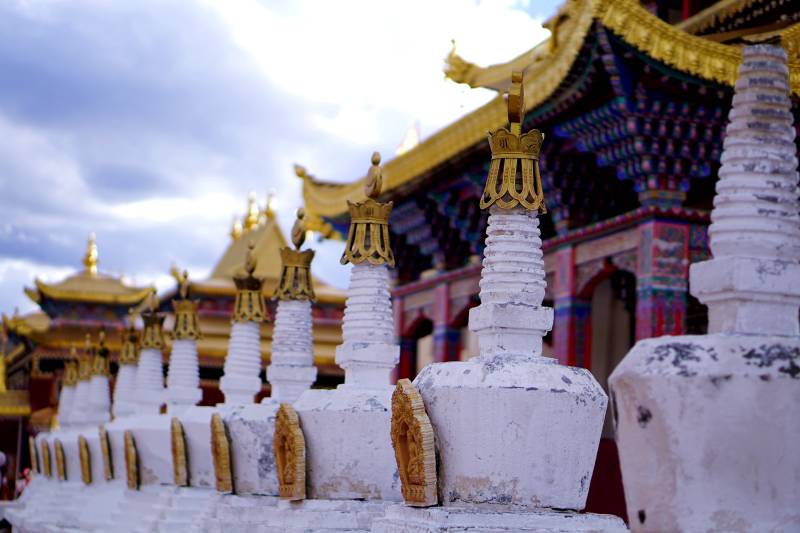 西双版纳藏式寺庙与白塔群景图片