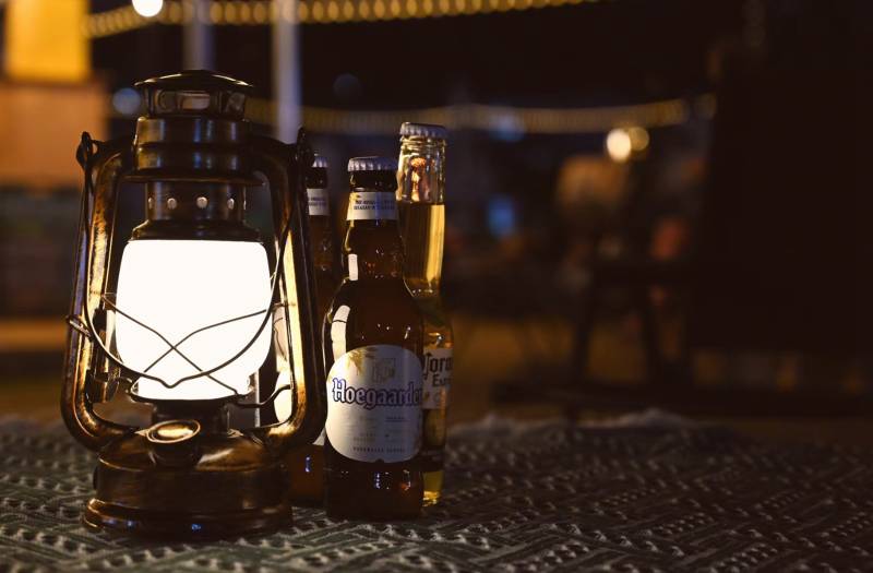 夜灯下的啤酒时光图片