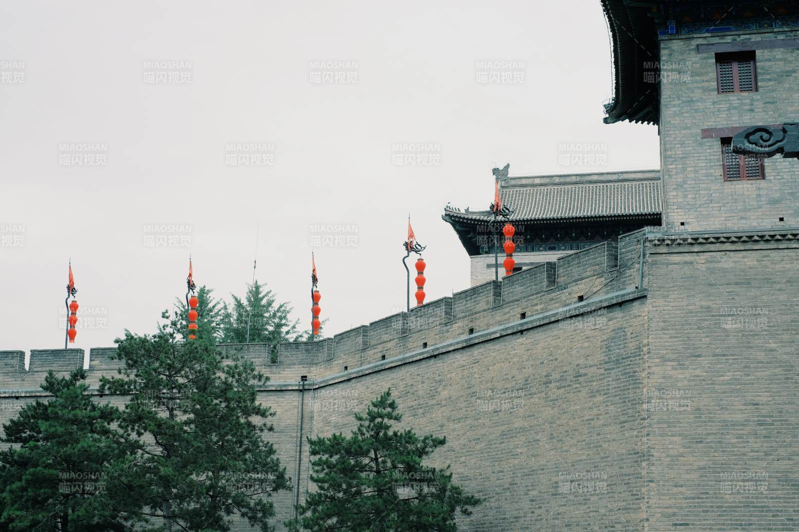 西安古城墙上和红灯笼图片