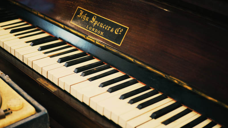 古董钢琴的优雅魅力图片