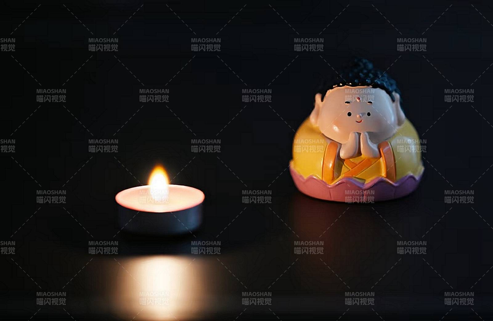 烛光与小佛像的静谧时光图片
