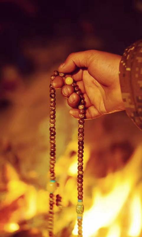 手握念珠 心向光明图片