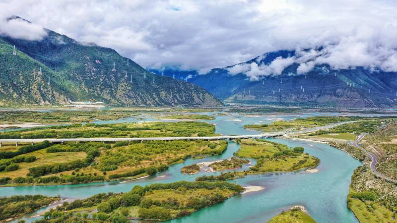 航拍尼洋河谷图片