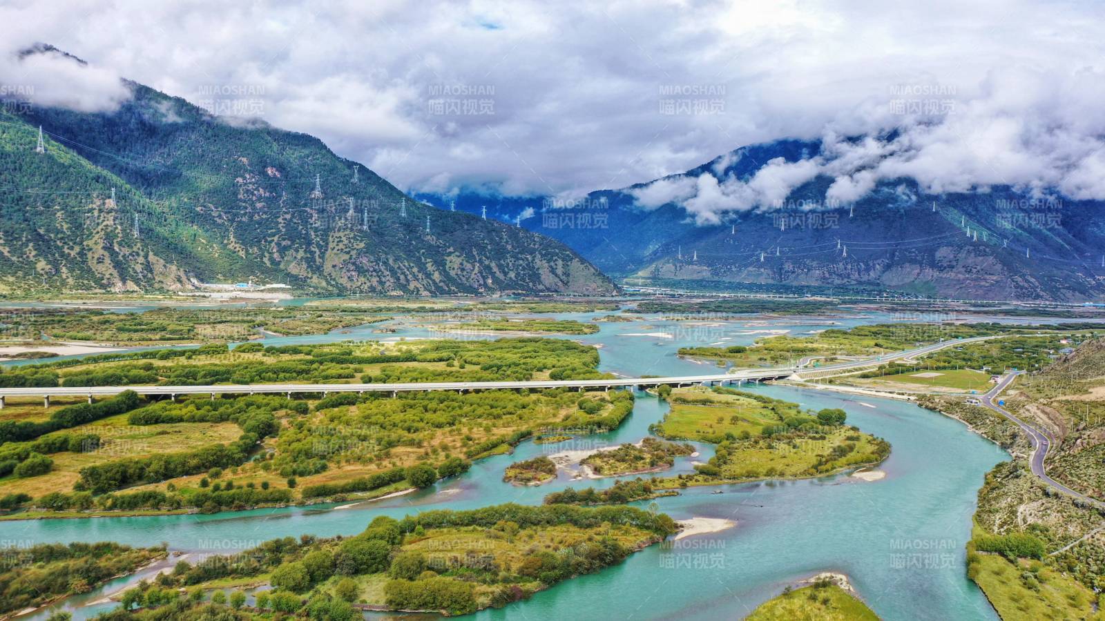 航拍尼洋河谷图片