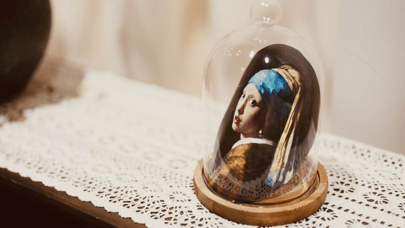 玻璃罩中的古典肖像画图片