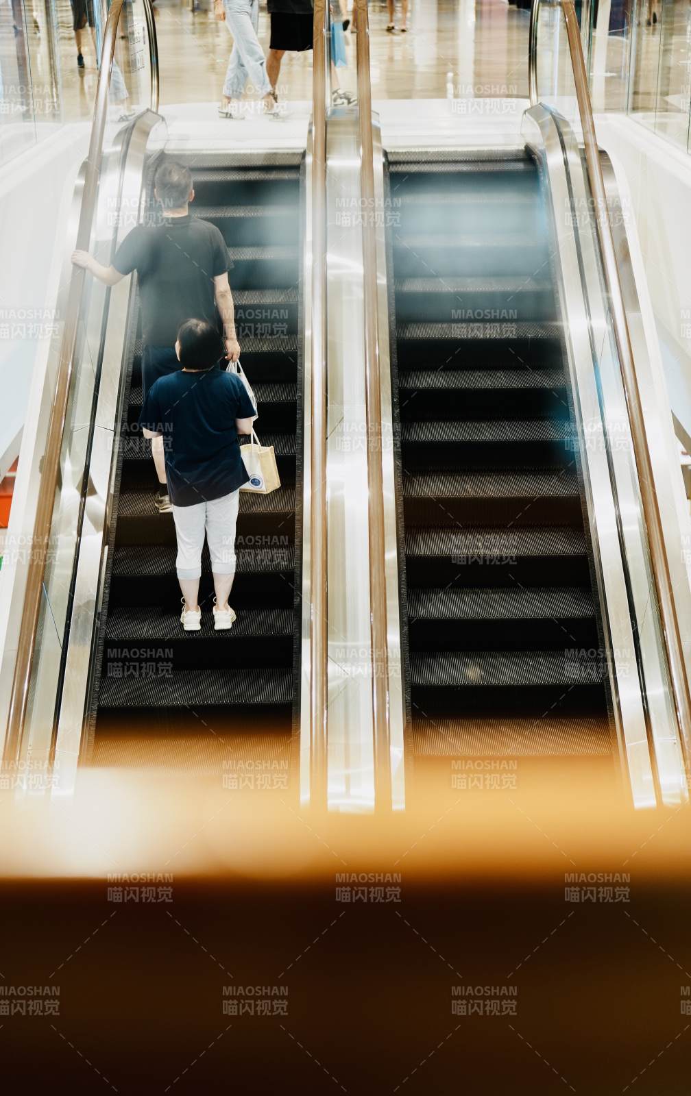 商场扶梯上的行人图片