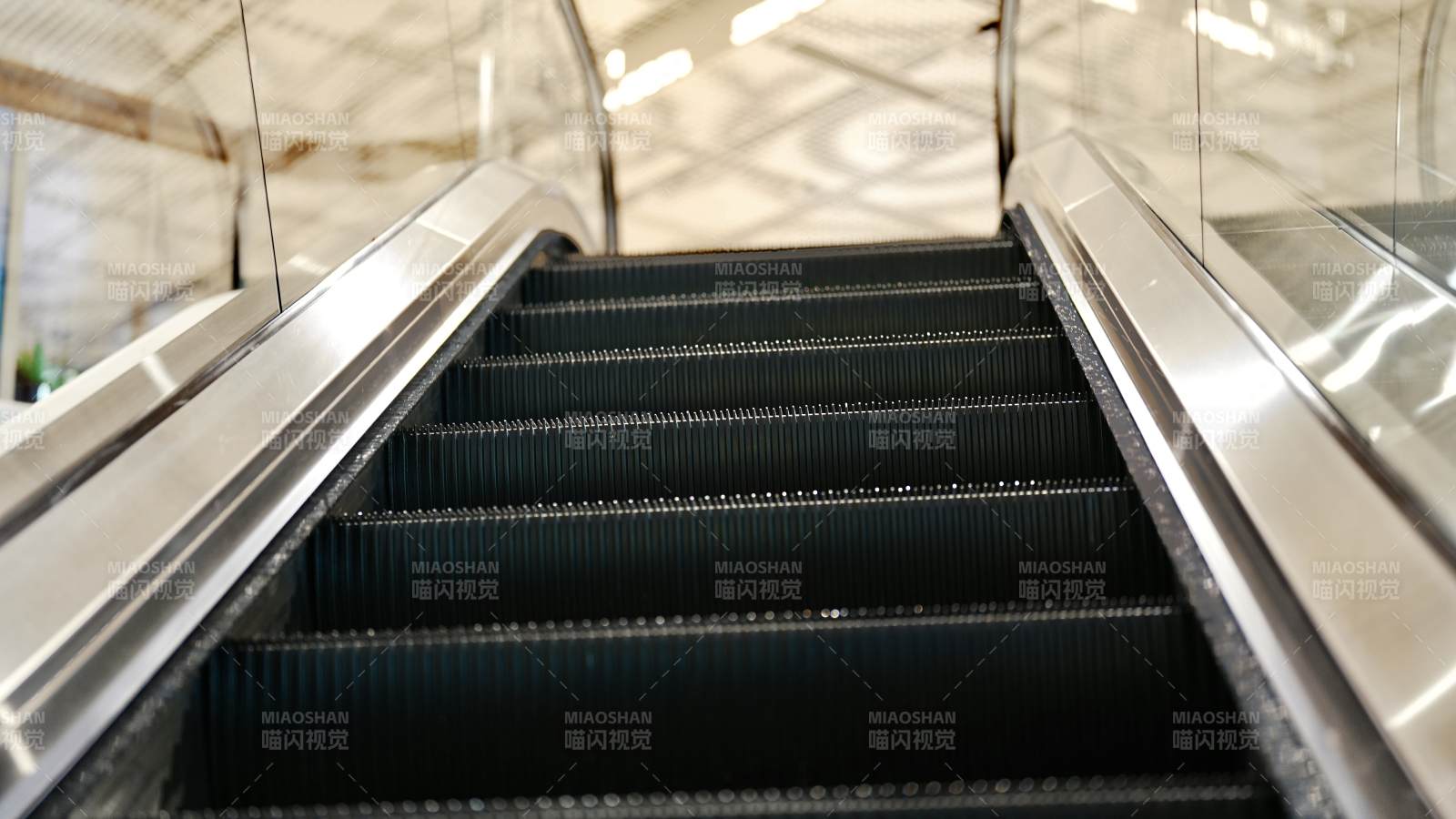 空旷的自动扶梯图片