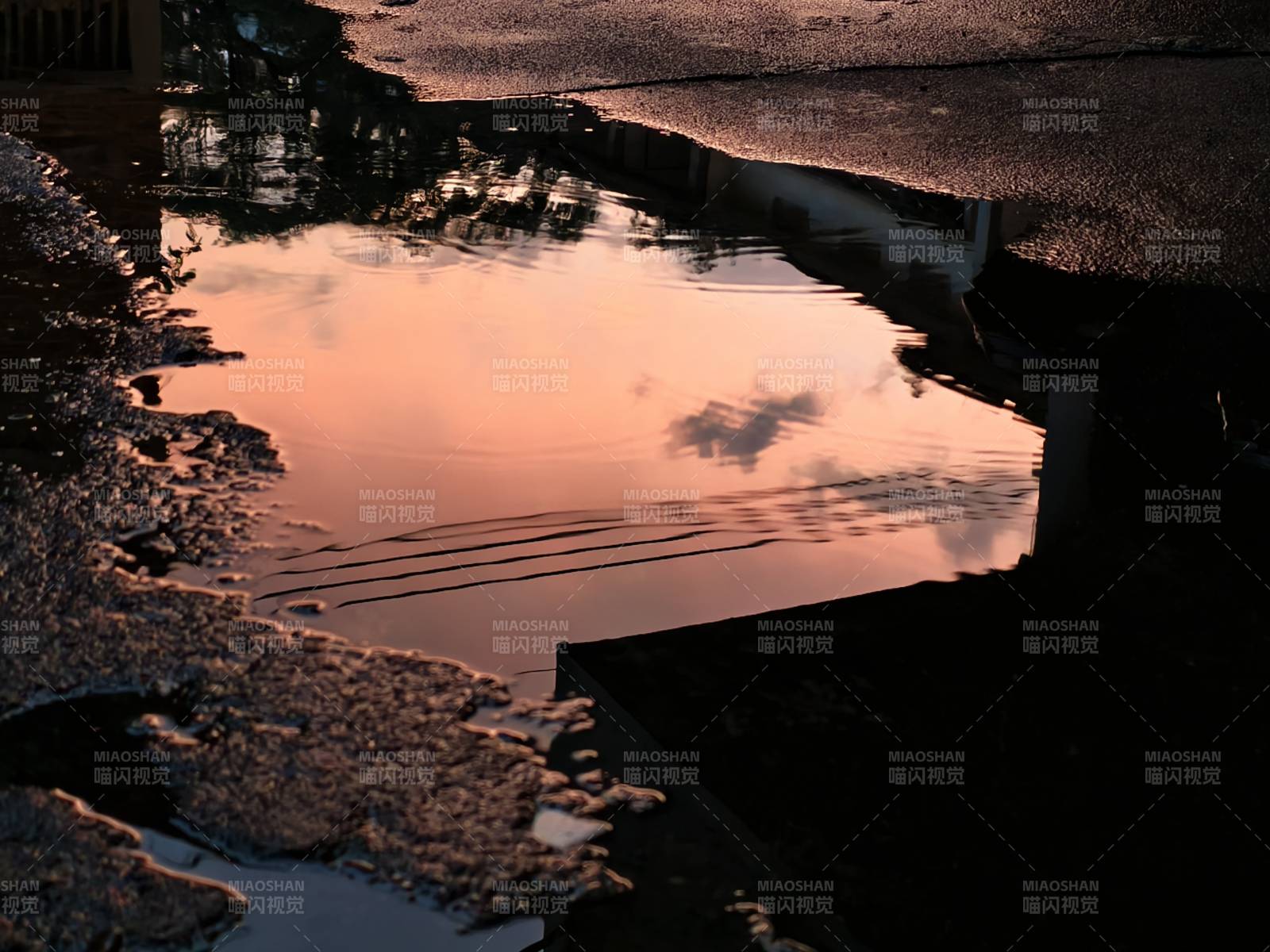 夕阳映水 静谧倒影图片