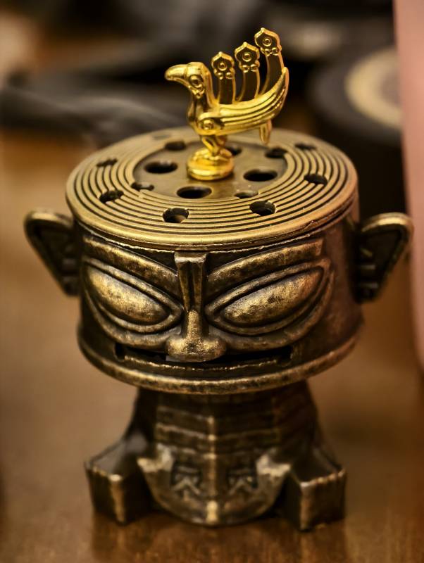 古铜色香炉与鸟形装饰图片