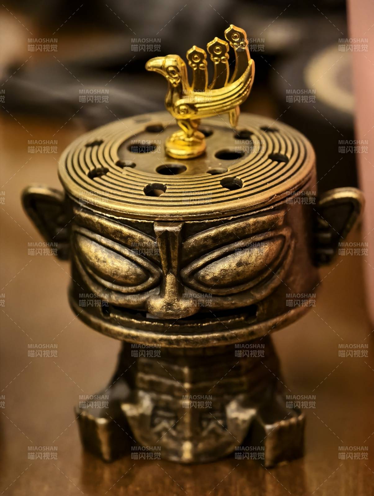 古铜色香炉与鸟形装饰图片