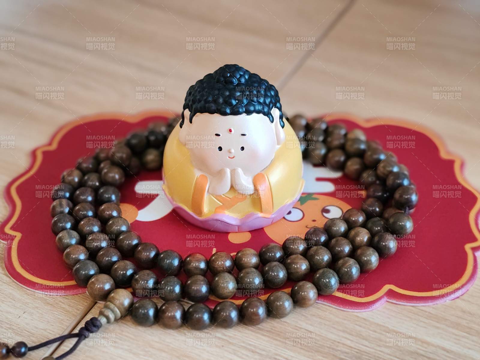 佛珠与小佛像的静谧组合图片