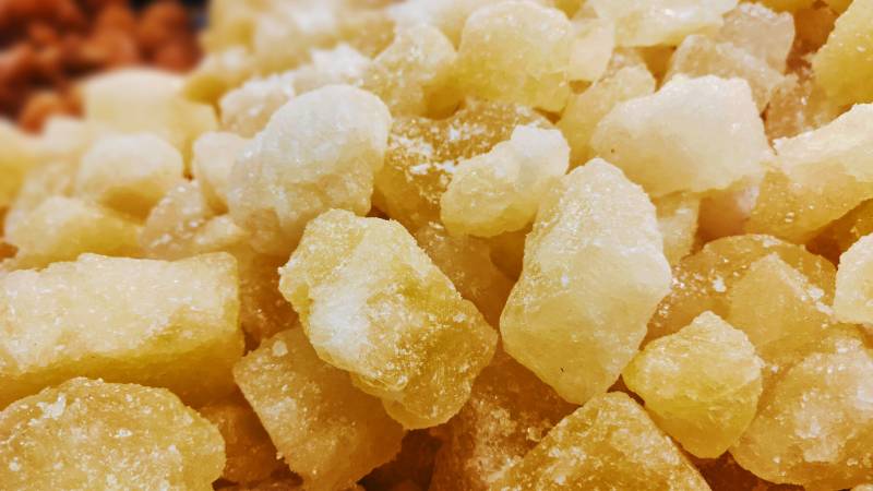 晶莹剔透的糖渍水果块图片