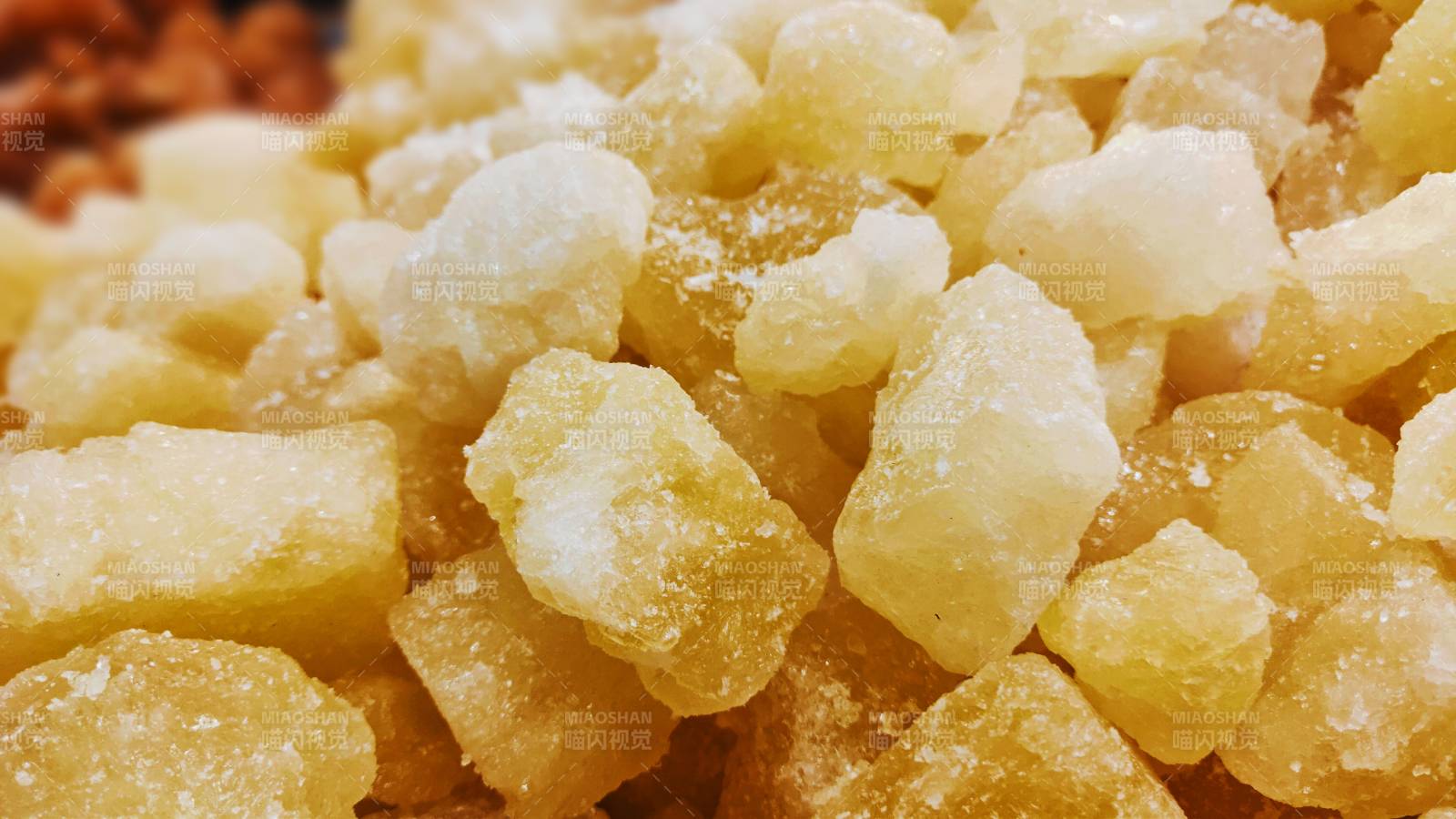 晶莹剔透的糖渍水果块图片