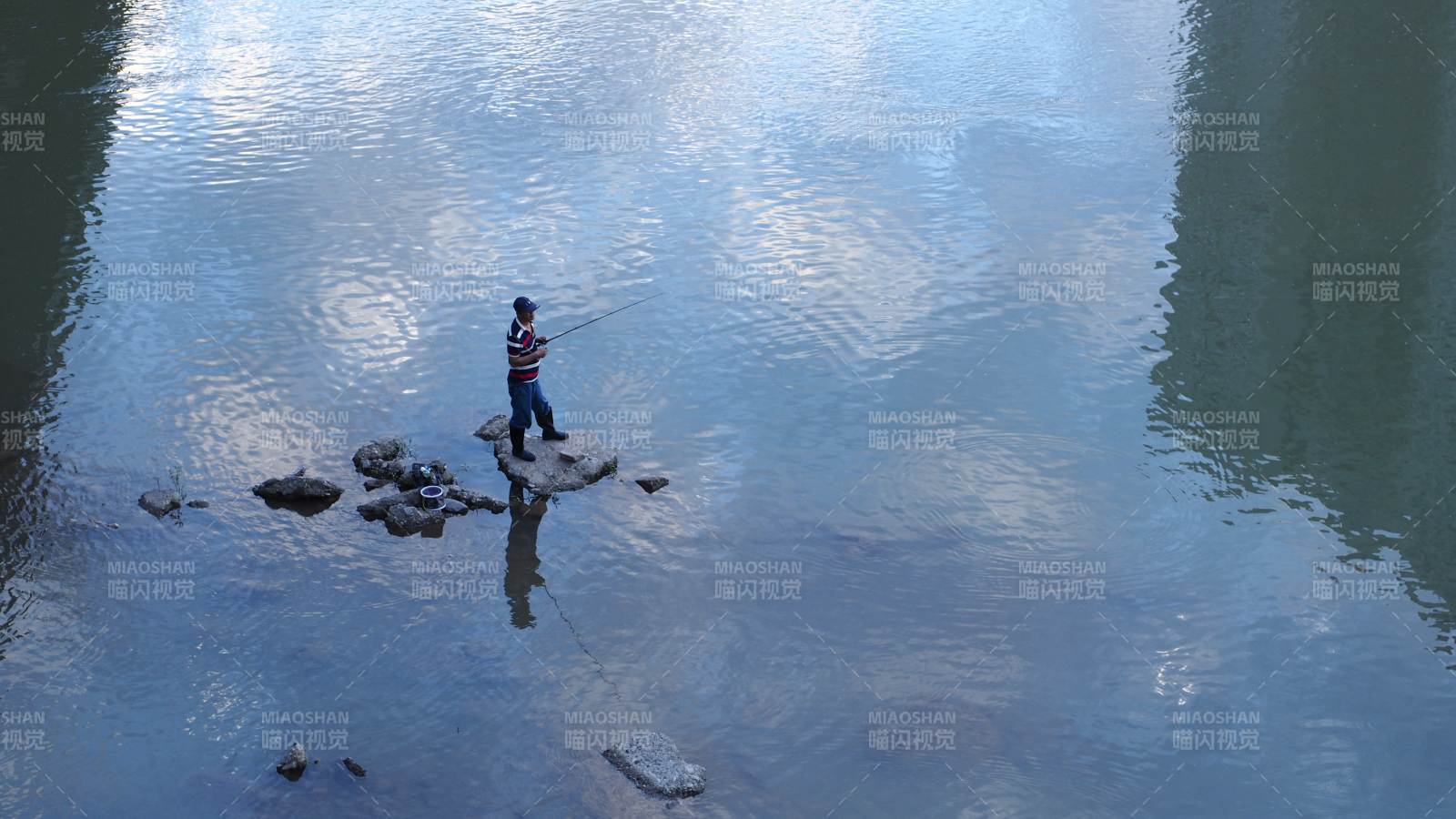 河中垂钓 静谧时光图片