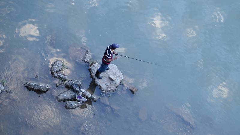 溪边垂钓 静享自然图片
