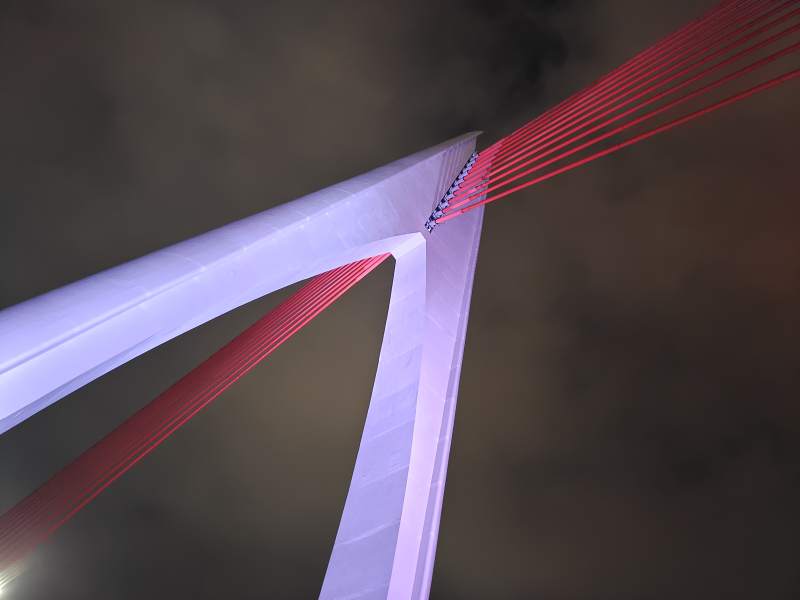 现代桥梁的红色缆索细节图片