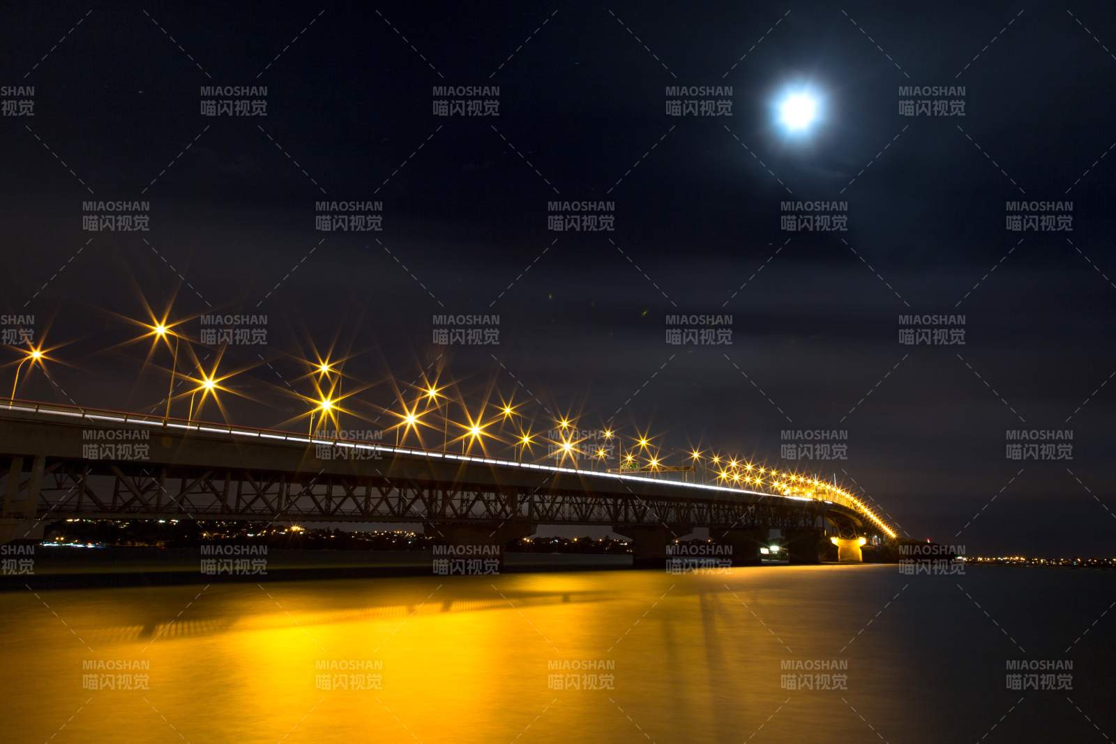 夜幕下的大桥与明月图片