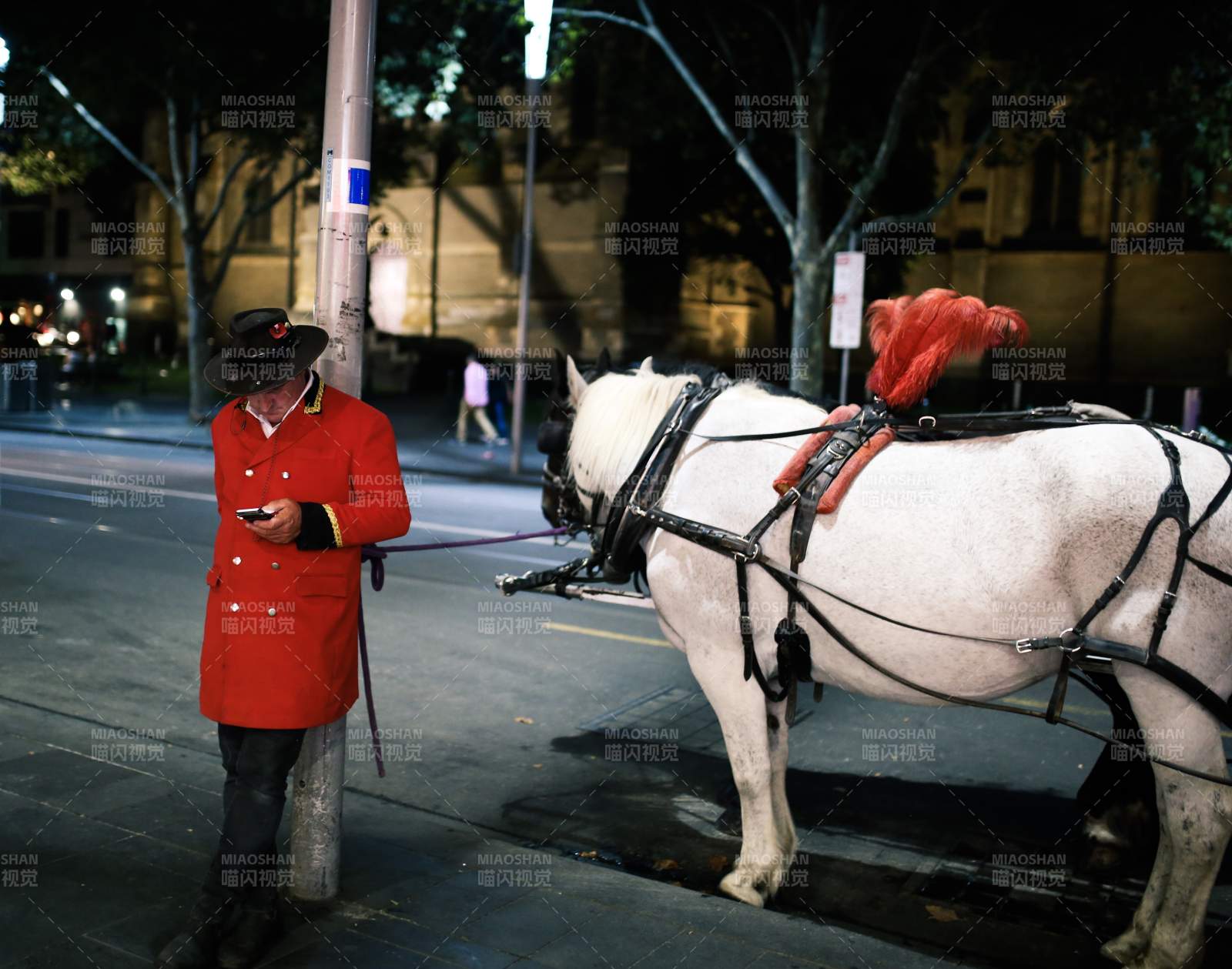 夜色中的马车与红衣人图片