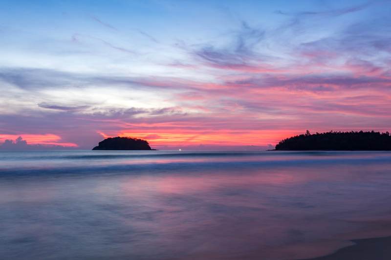 普吉岛 夕阳下的海岛剪影图片