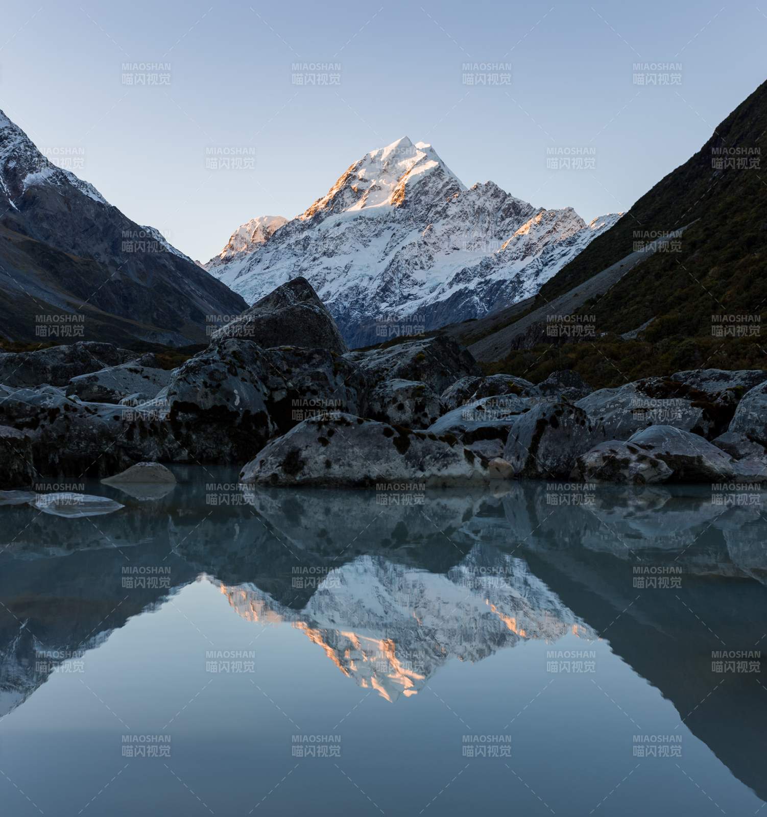 新西兰库克山 雪山倒影湖面静谧美景图片