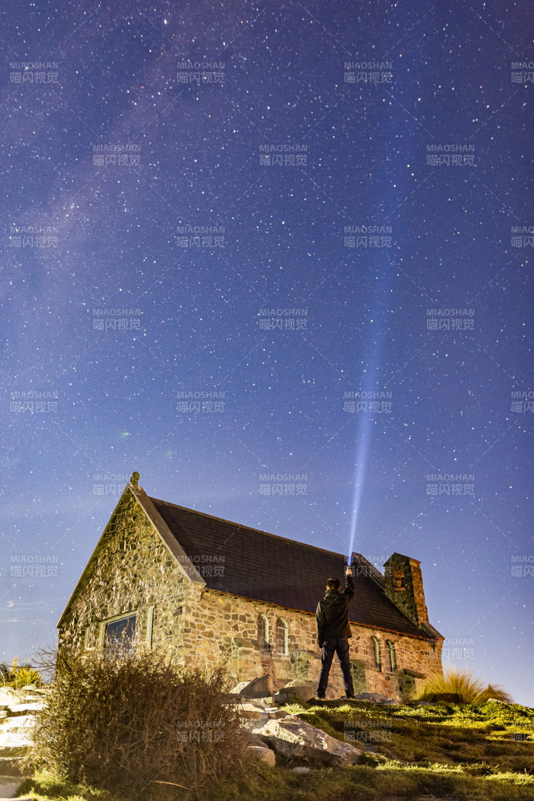 星空下的石屋与光束图片