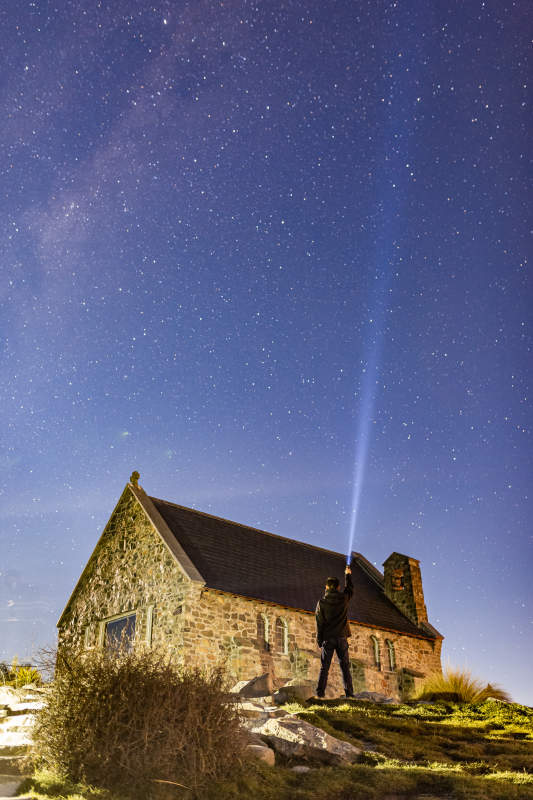 星空下的石屋与光束图片