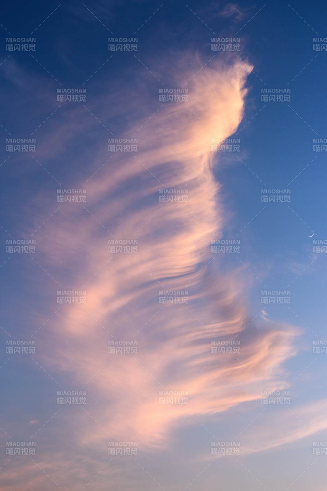 夕阳下的云柱奇观图片