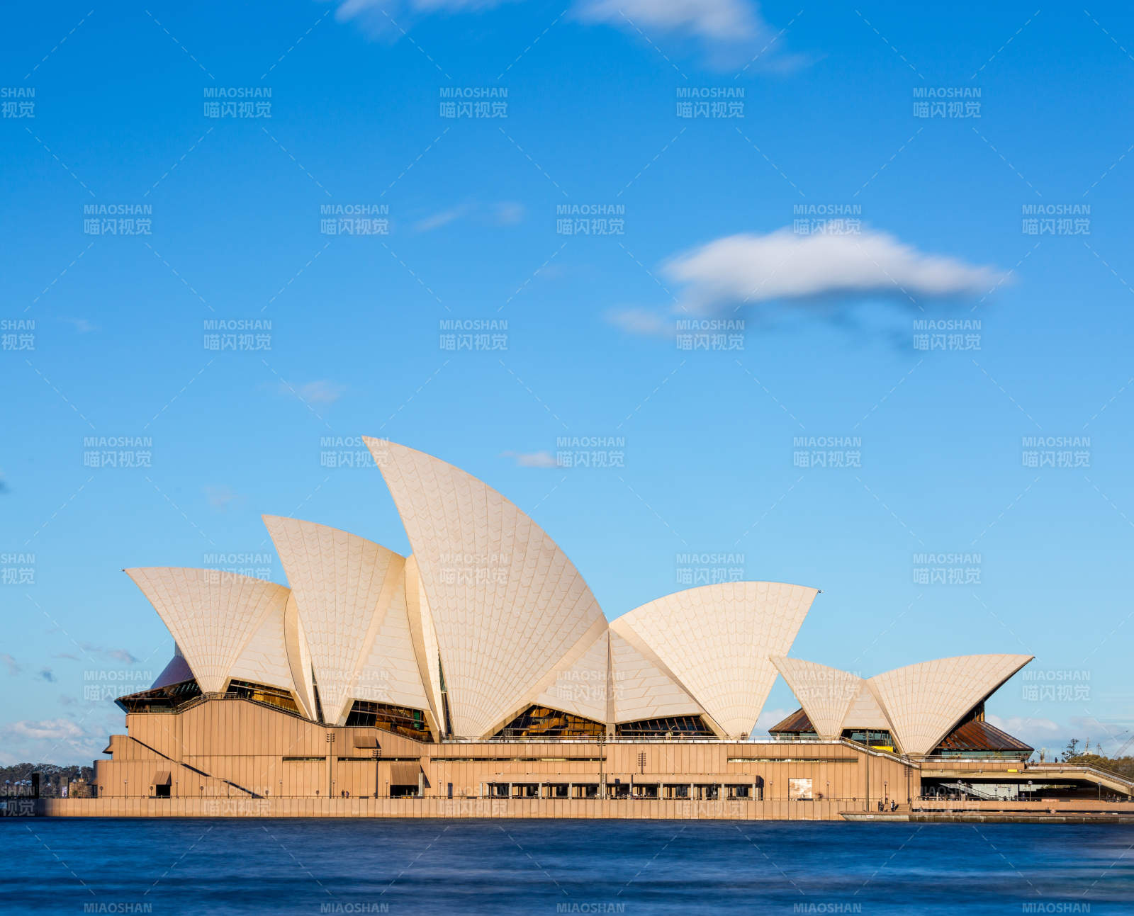 悉尼歌剧院蓝天映衬图片