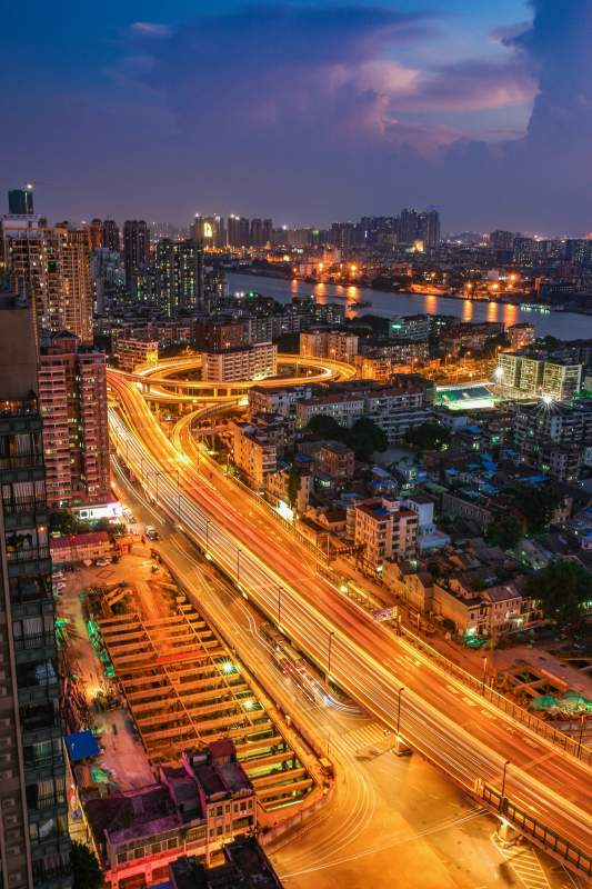 广州城市夜景与繁忙交通图片