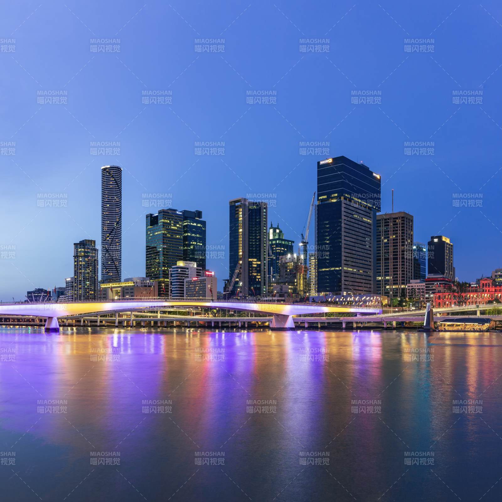 夜幕下的城市天际线图片