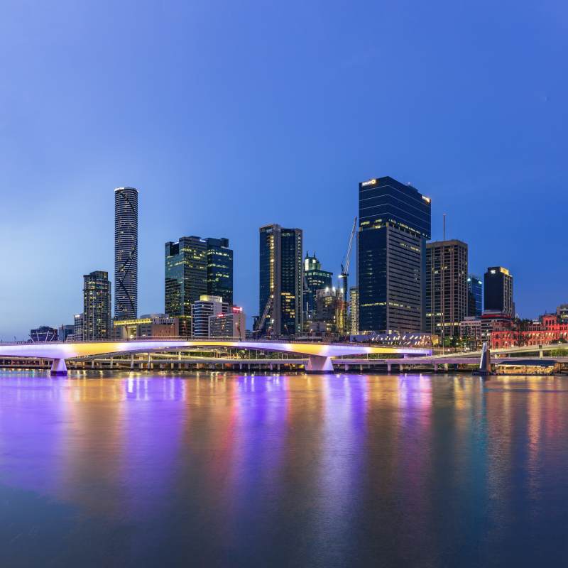 夜幕下的城市天际线图片