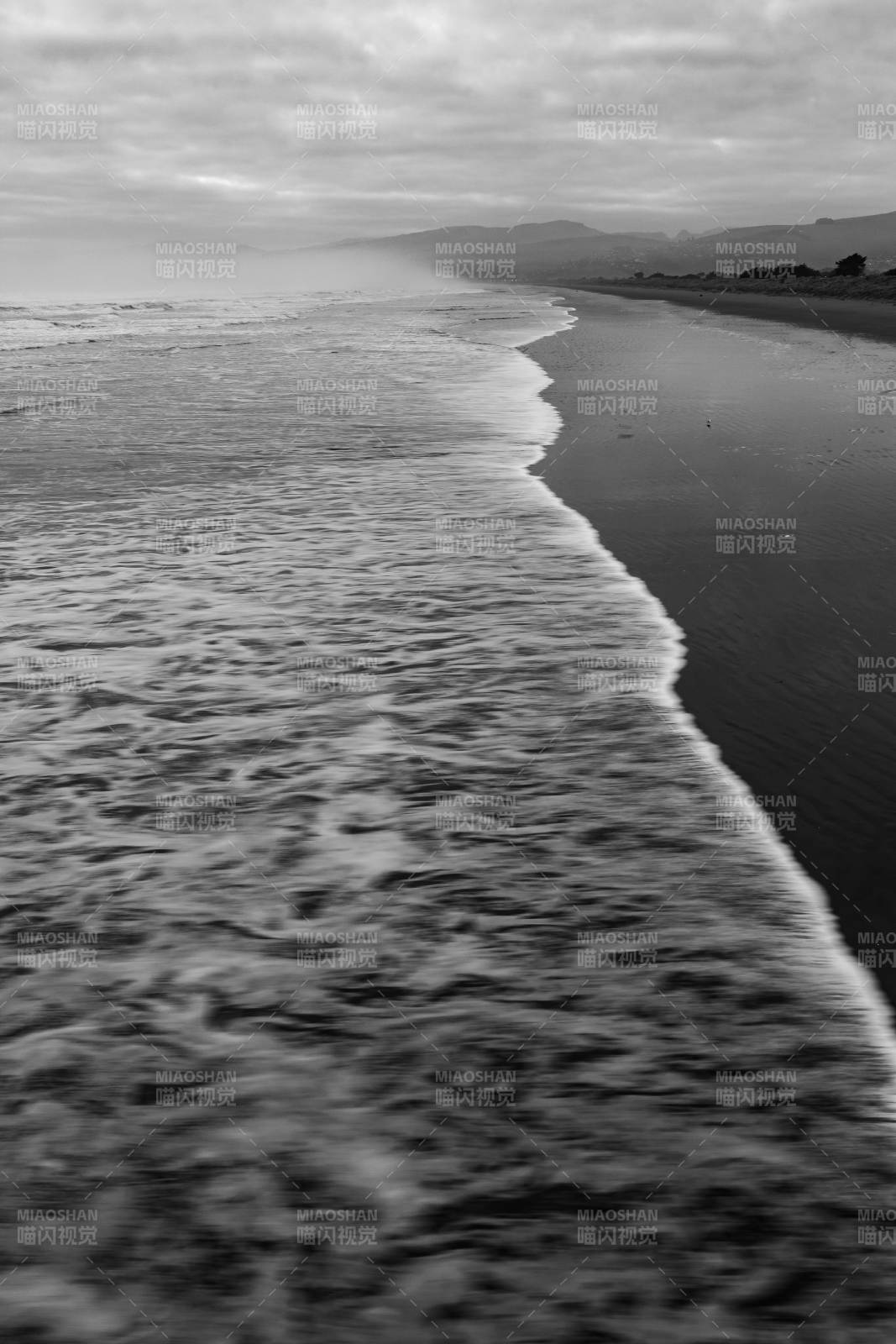 黑白海岸线的宁静时刻图片