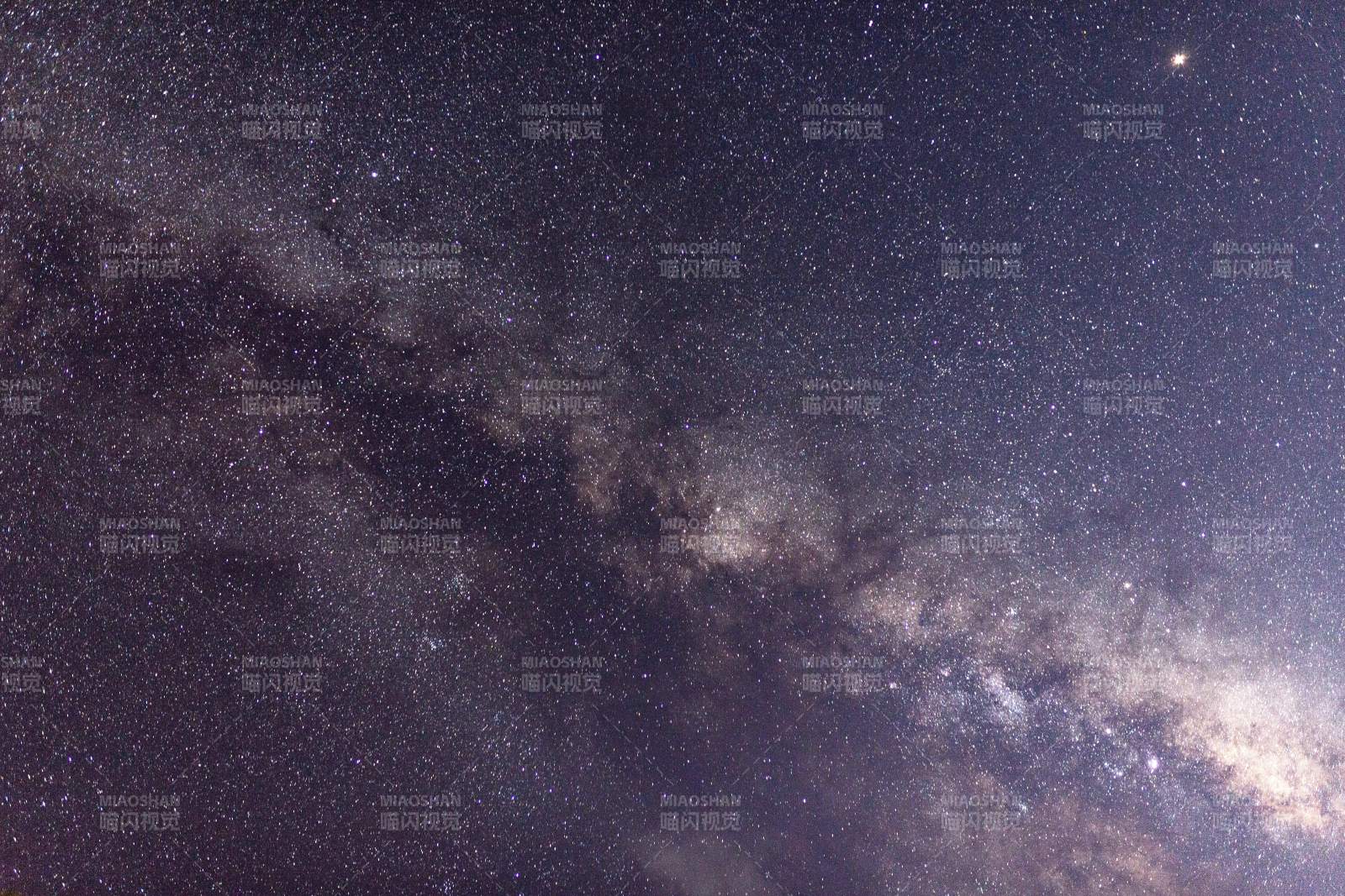 银河横跨夜空星辰璀璨图片