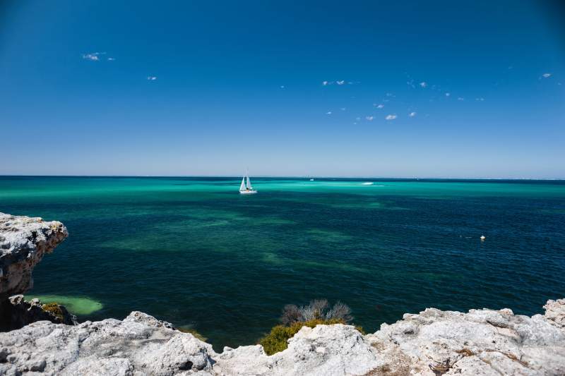 碧海蓝天 帆影悠然图片