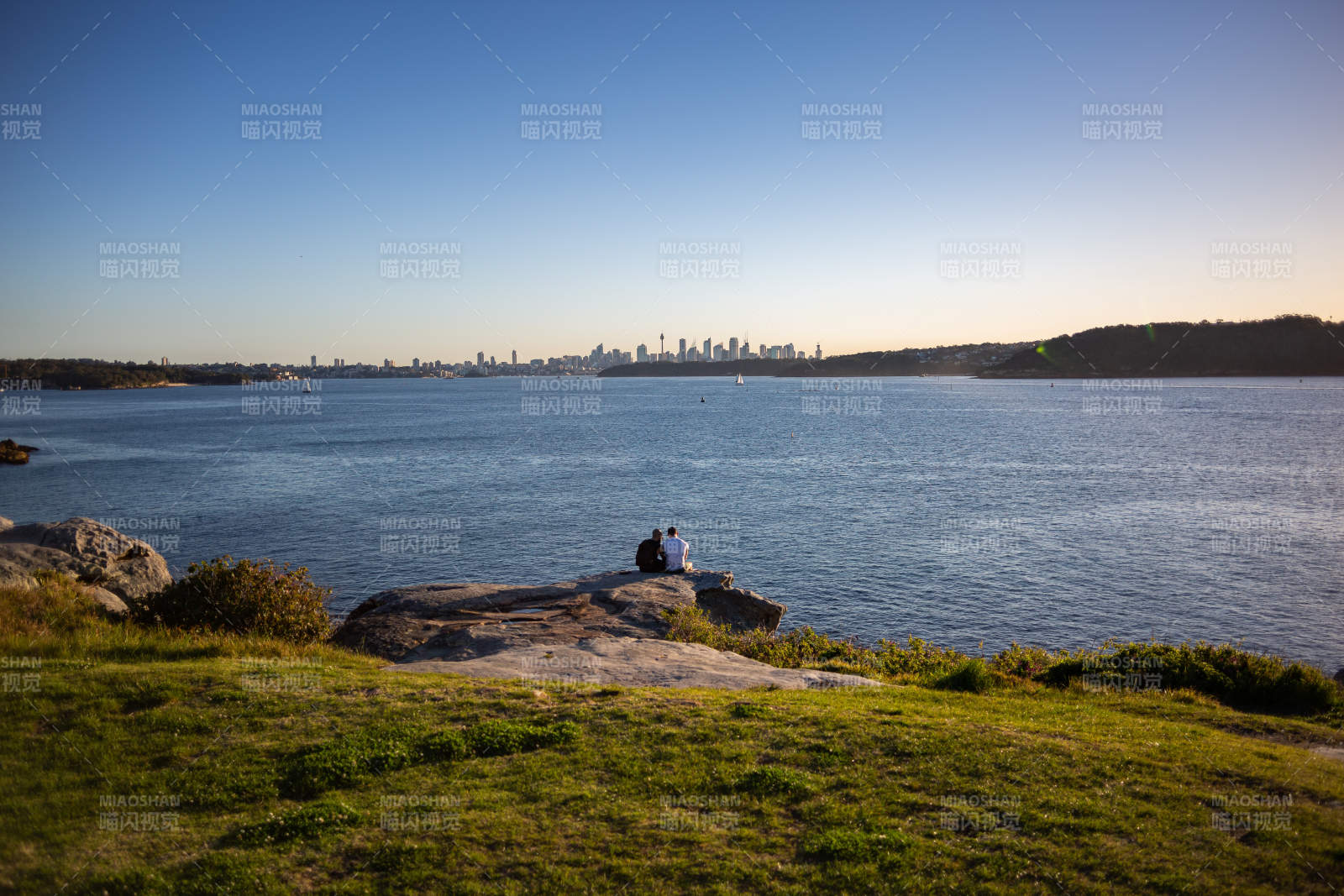 湖畔夕阳 城市远眺图片