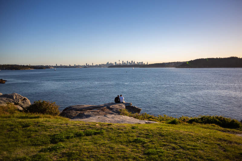 湖畔夕阳 城市远眺图片