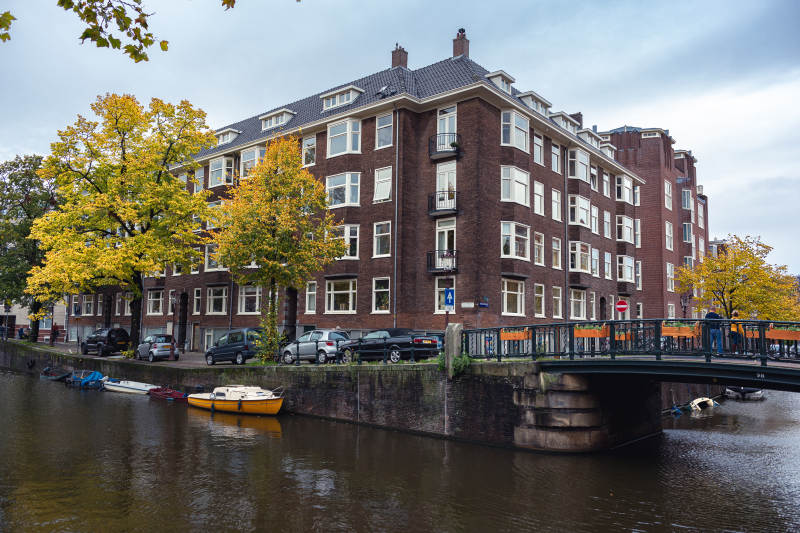 荷兰阿姆斯特丹 运河旁的红砖建筑群图片