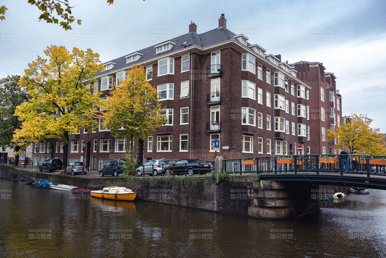 荷兰阿姆斯特丹 运河旁的红砖建筑群图片