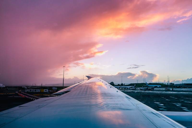 夕阳下的飞机翼影图片