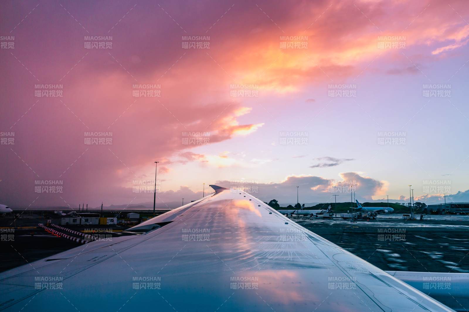 夕阳下的飞机翼影图片