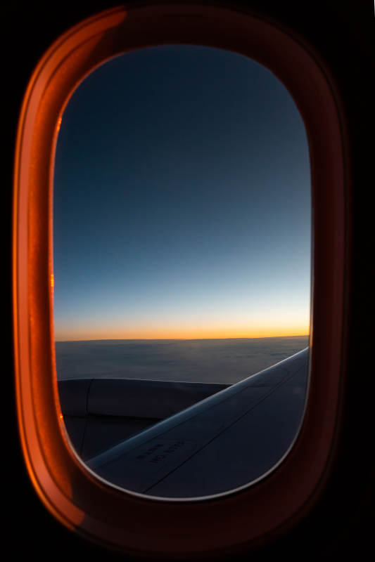 飞机窗外的晨曦美景图片