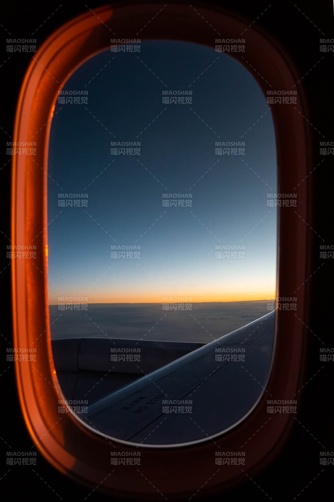 飞机窗外的晨曦美景图片